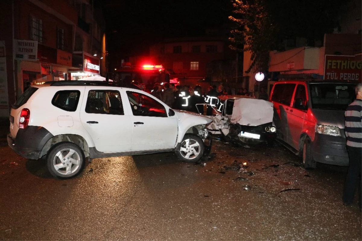 Adana\'da Cip ve Otomobil Çarpıştı: 3 Yaralı