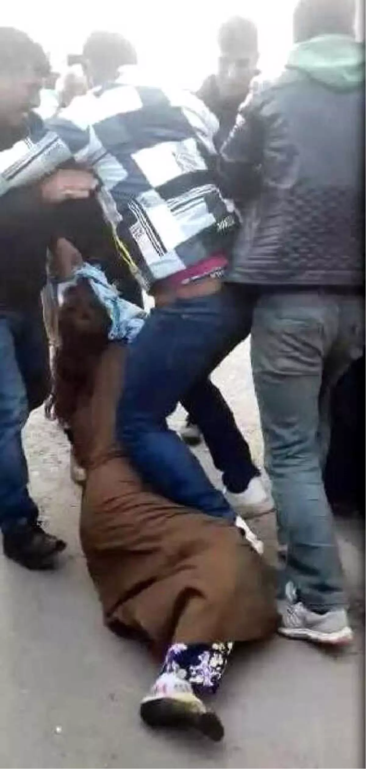 Cadde Ortasında Saçından Çekip Yerde Sürüklediler