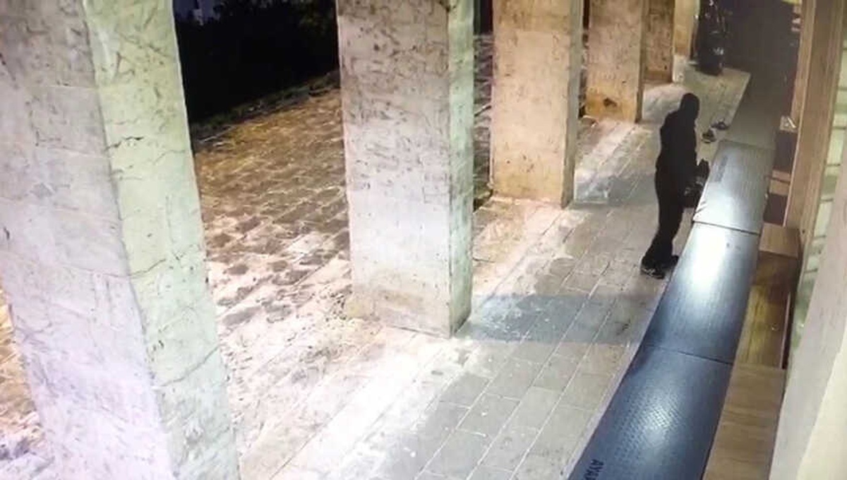Camiden Ayakkabı Çalan Şahıs Kameralara Yakalandı