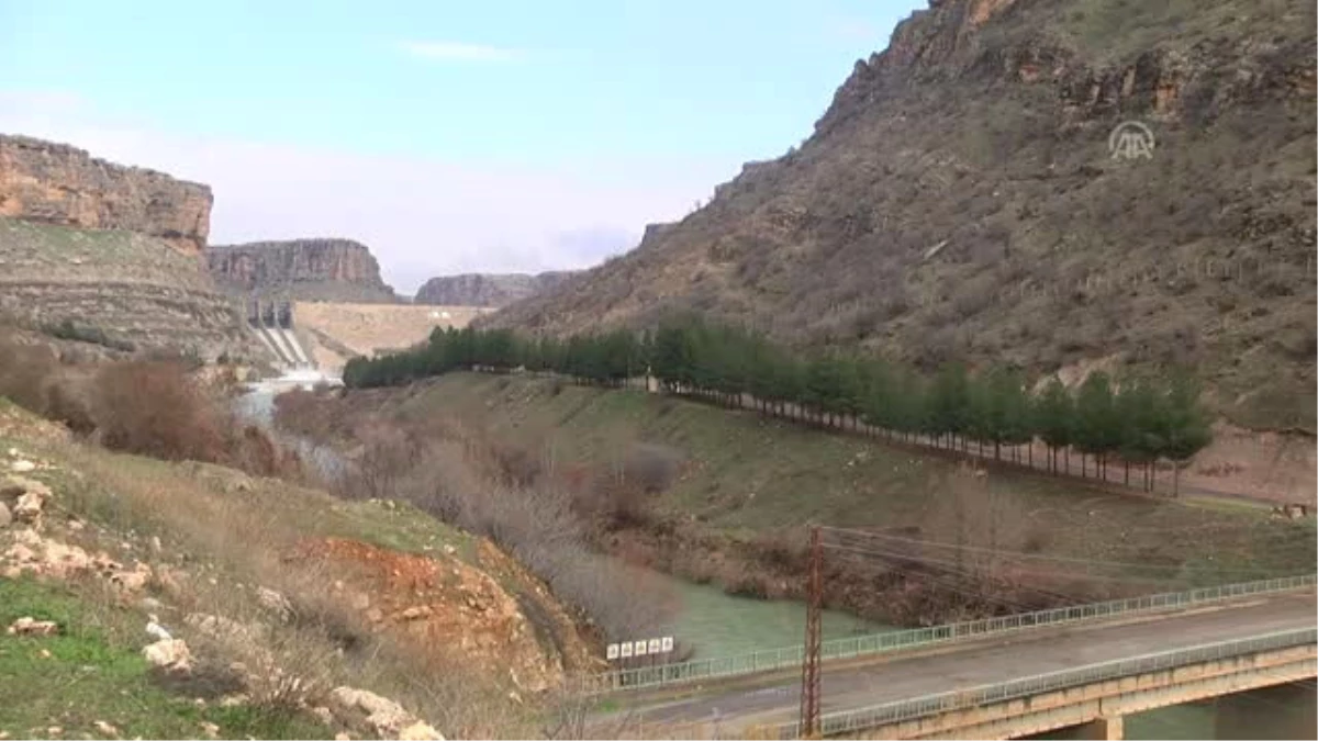 Dicle Barajı\'nda Kopan Kapağın Yenisi Takılıyor