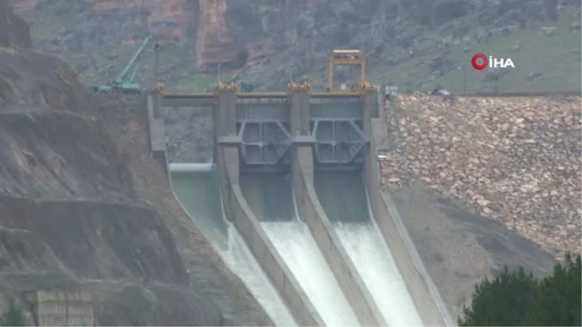 Dicle Barajı\'nın Kapaklarından Biri Kırıldı, Sular Altında Kalan Araç İçerisindeki Silahla Kayboldu