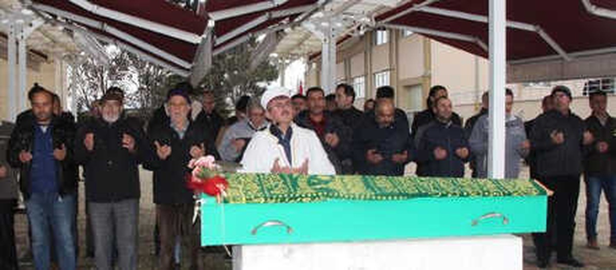 Emekli Astsubayın Öldürdüğü Eşi ve Kızı Yan Yana Toprağa Verildi (2)
