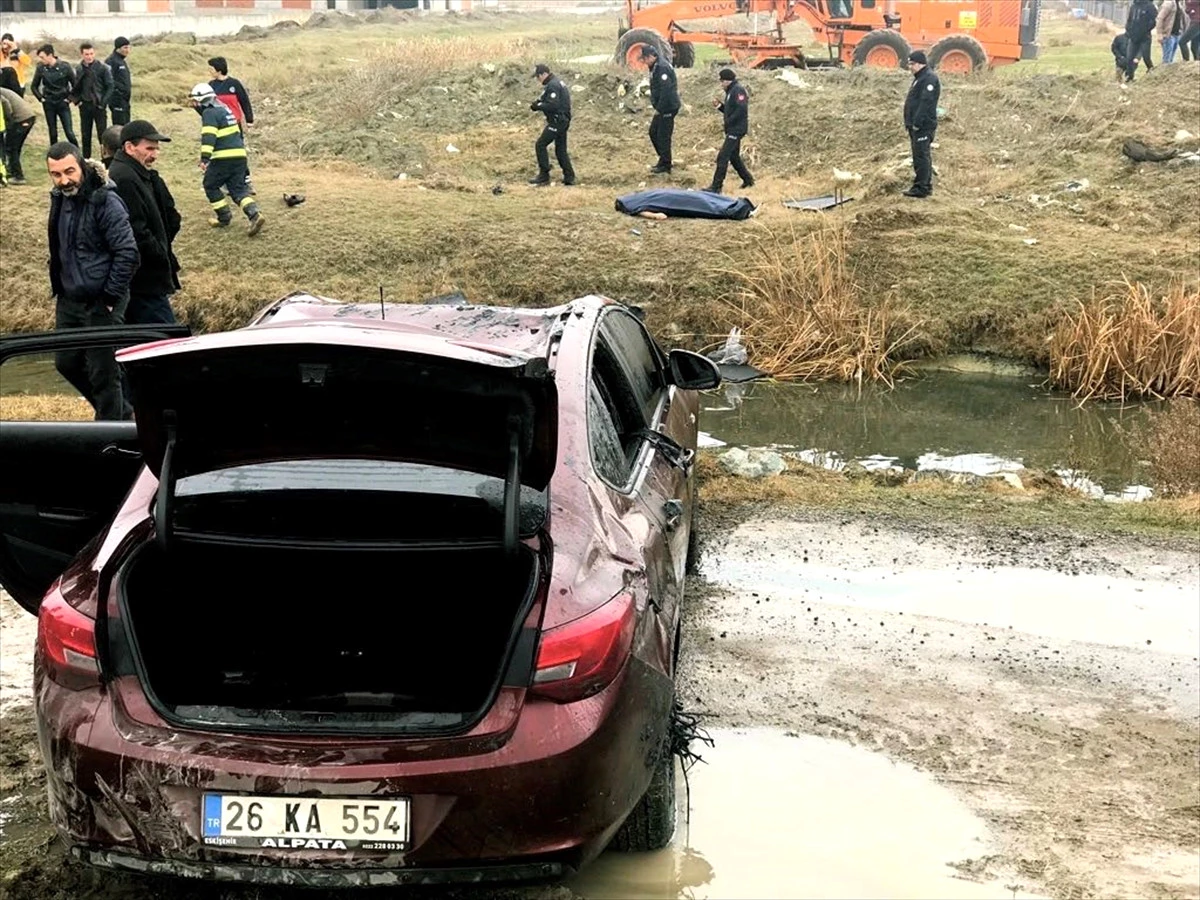 Eskişehir\'de Otomobil Sulama Kanalına Devrildi: 1 Ölü
