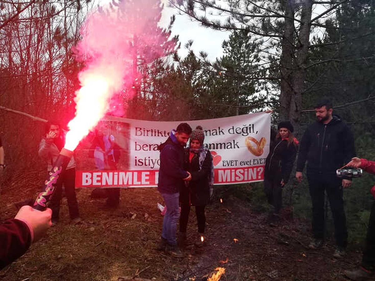 Evlilik Teklifi İçin 23 Kilometre Yol Yürüttü