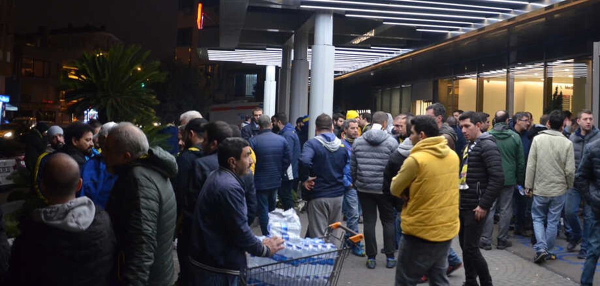 Fenerbahçe Yönetiminden Sakatlanan Taraftara Ziyaret
