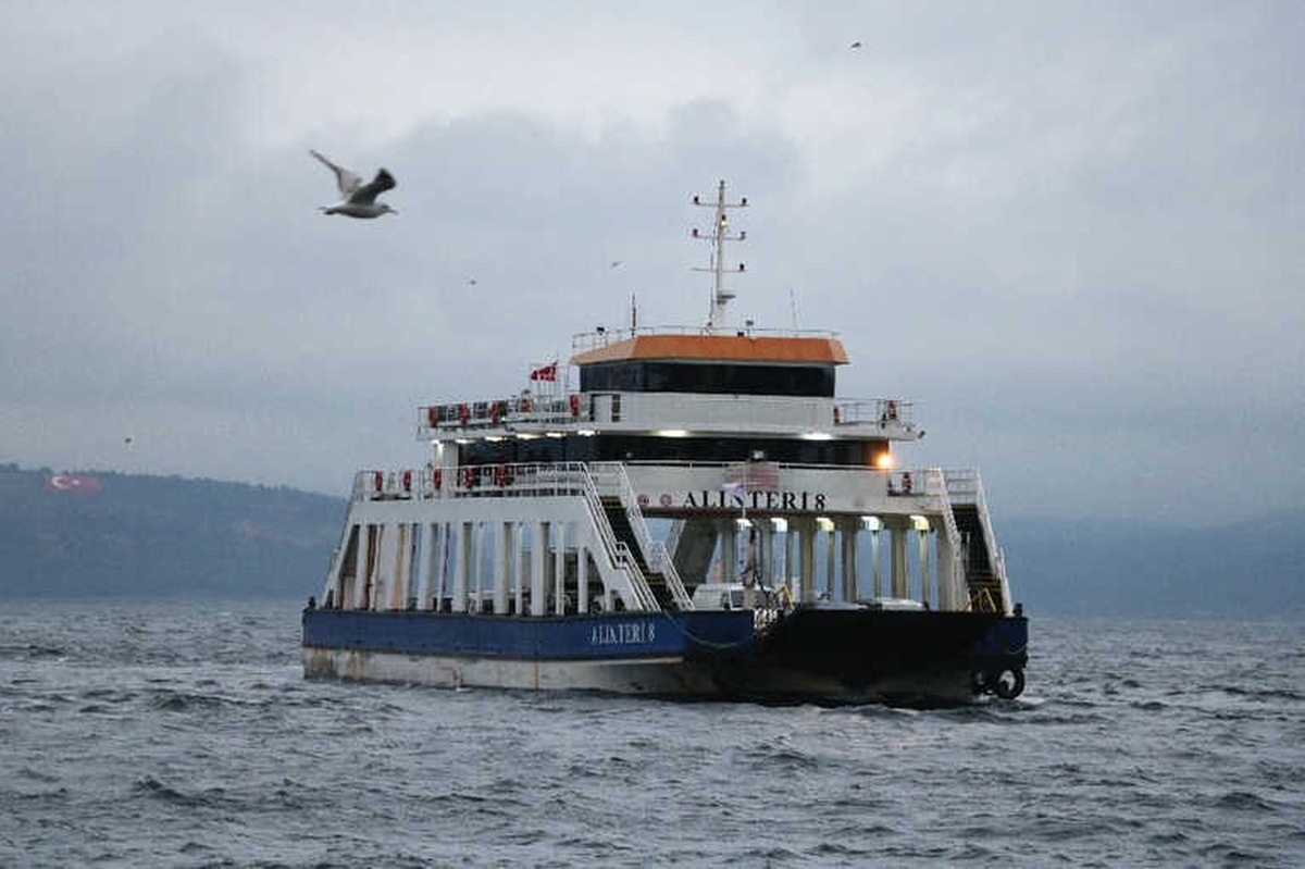 Gökçeada\'da Feribot Seferlerine Fırtına Engeli