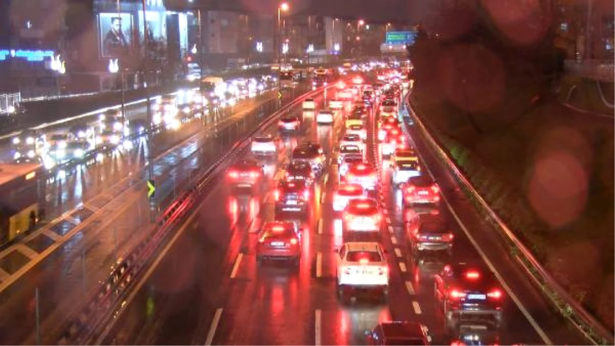 İstanbul\'da Yağmur Trafik Yoğunluğuna Yol Açtı