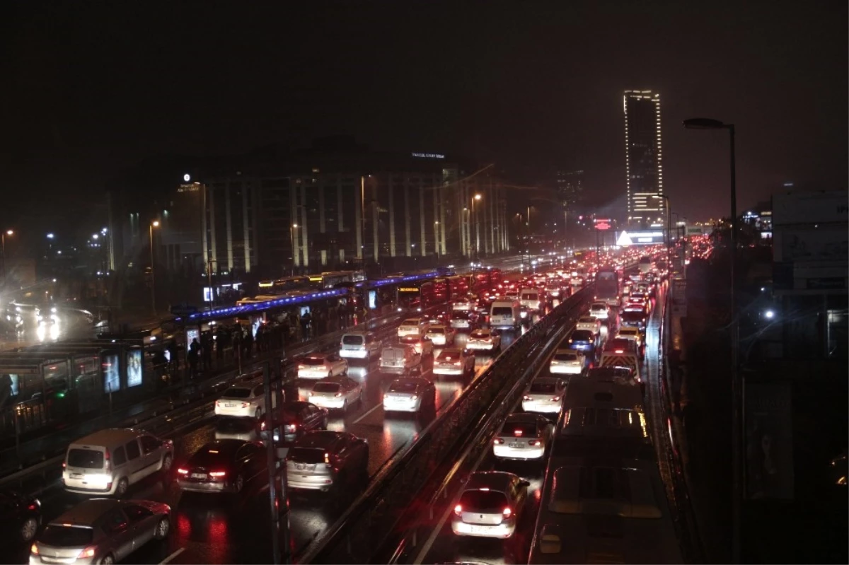 İstanbul E-5\'te Trafik Yoğunluğu Yüzde 80\'lere Ulaştı