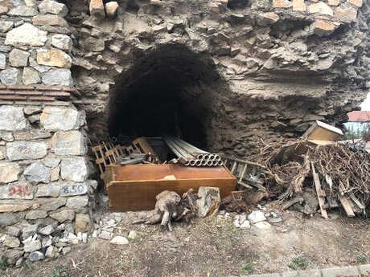 İznik\'te, Roma Döneminden Kalma Surlar Malzeme Deposu Oldu