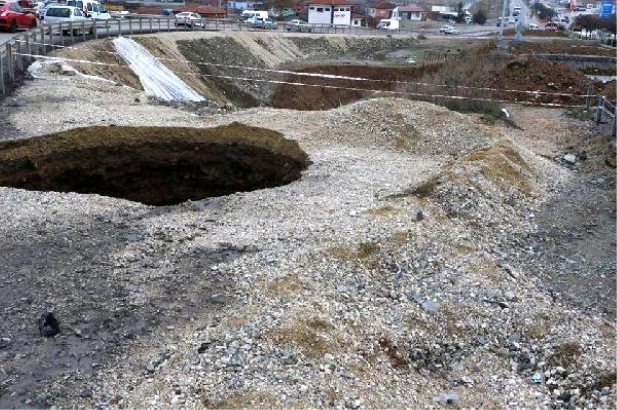 Kırıkkale\'de Yol Çalışmasında Kanalizasyon Hattı Çöktü