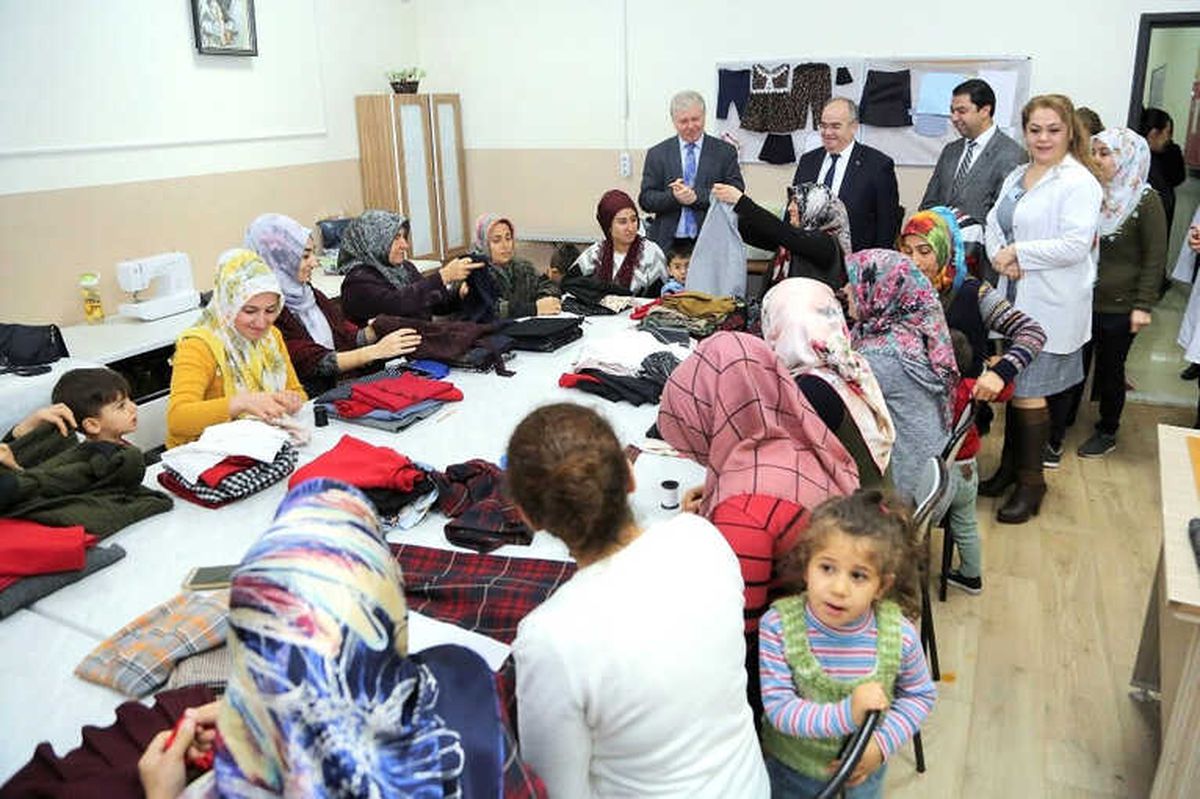 Meslek Öğrenip Aile Bütçelerine Katkı Sağlıyorlar