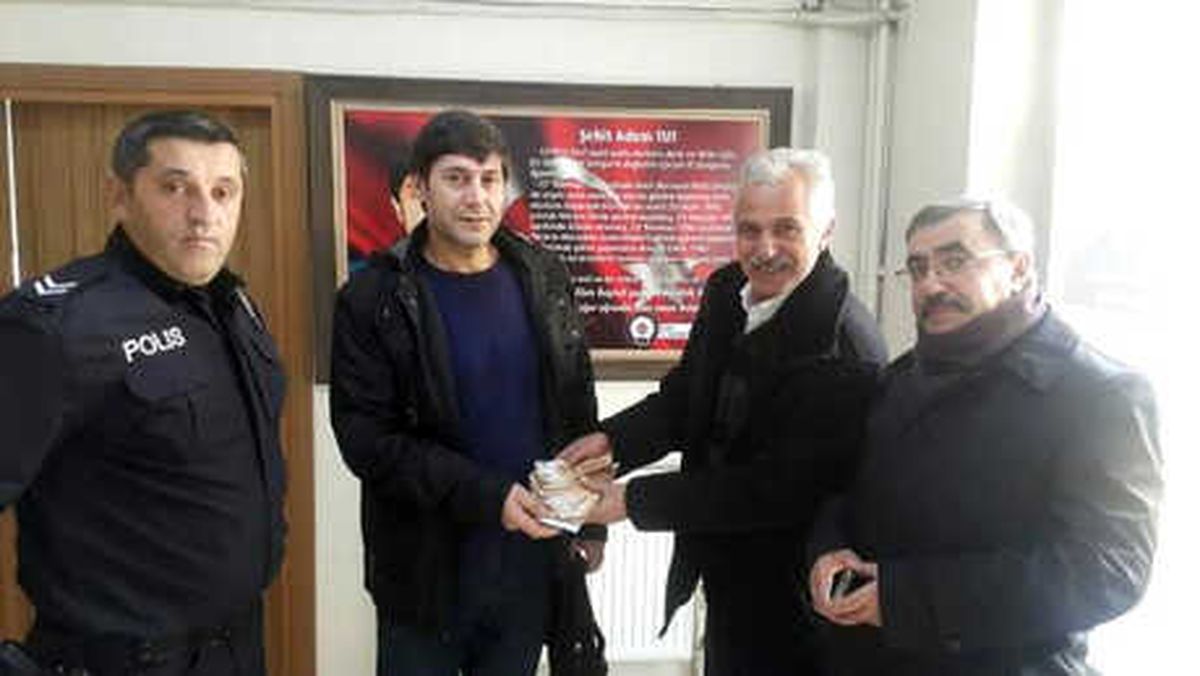 Otobüste Unuttuğu İçinde 8 Bin Euro Bulunan Çantayı Polis Buldu