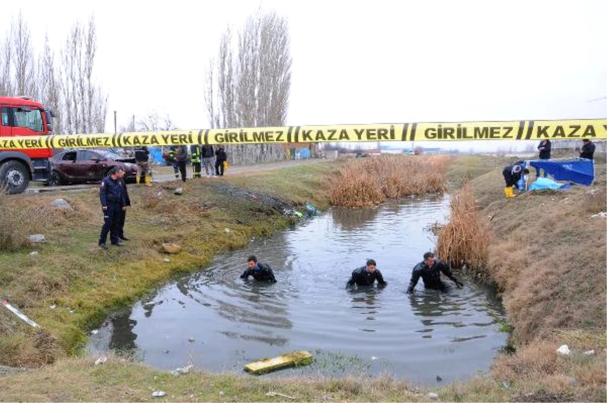 Sulama Kanalına Uçan Otomobilin Sürücüsü Öldü, Dalgıçlar Suda Bebek Aradı