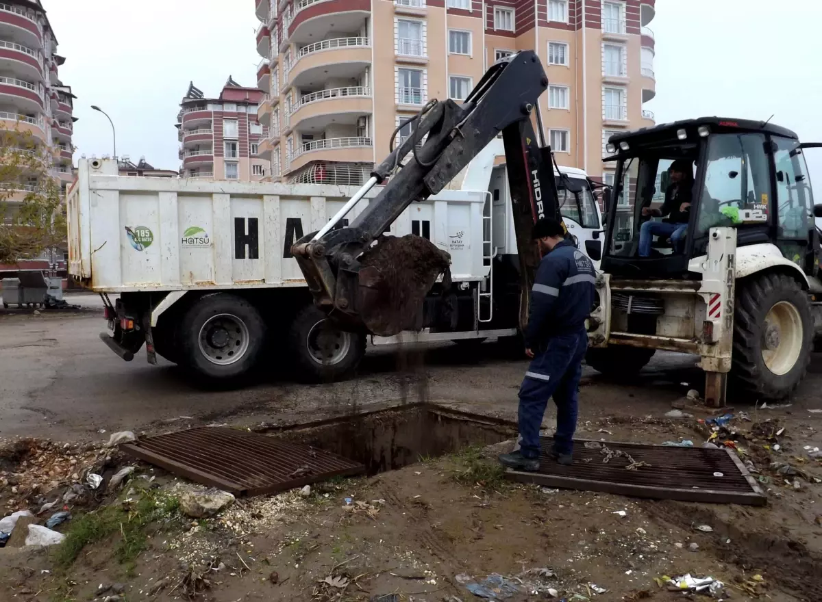 Tıkanan Yağmur Suyu Hatları Temizleniyor