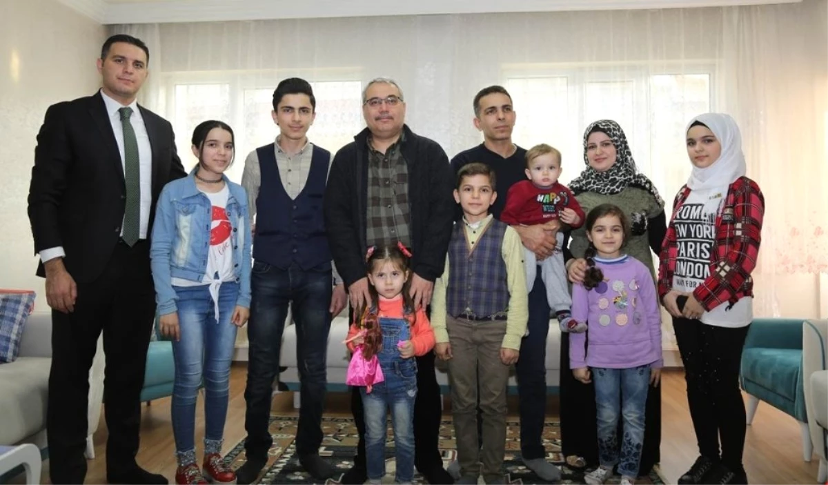 Vali Gündüzöz\'den Suriyeli Aileye Ziyaret