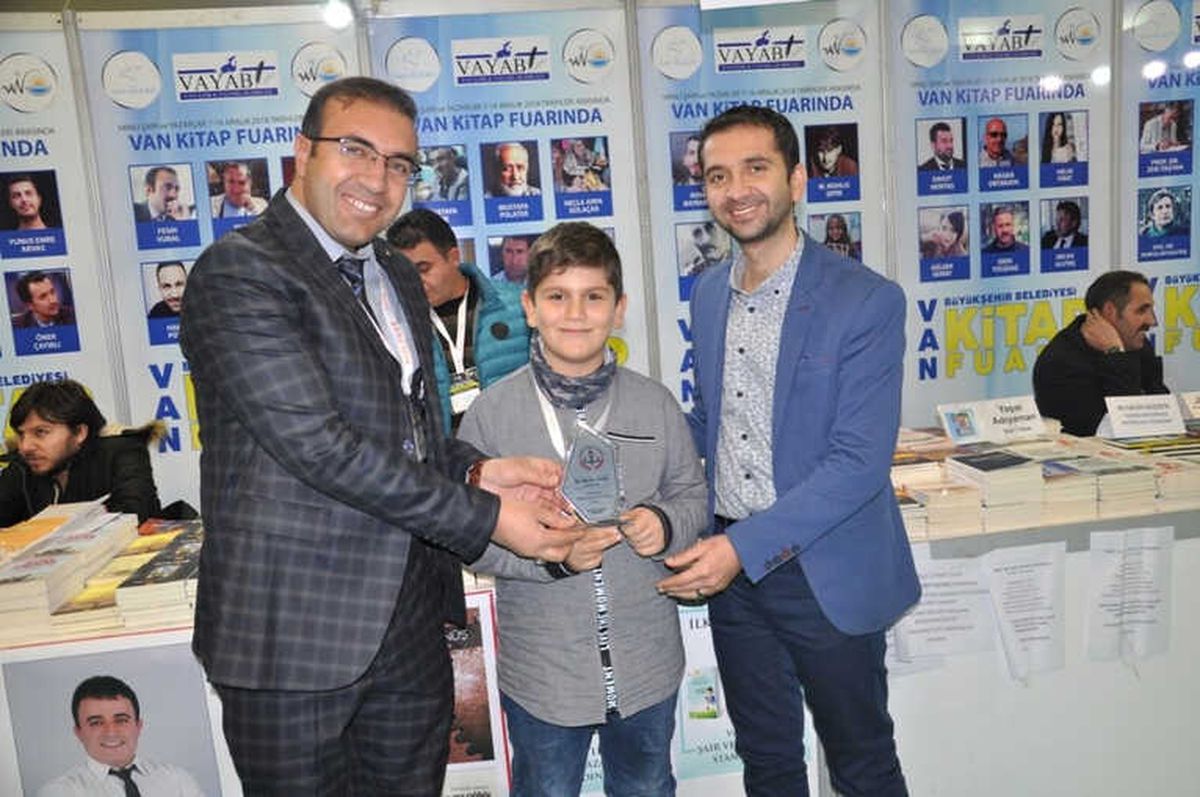 Vanlı Minik Yazara Okulundan Plaket