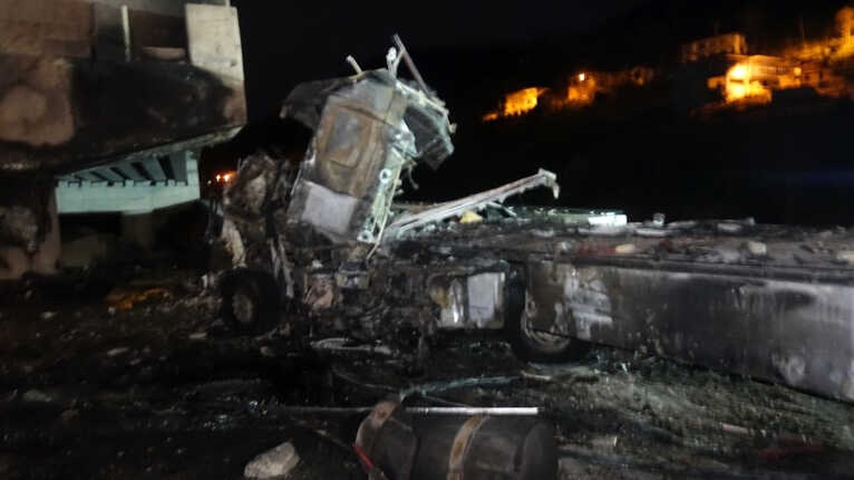 Viyadük Ayağına Çarpan Kereste Yüklü Tır Yandı: 1 Ölü