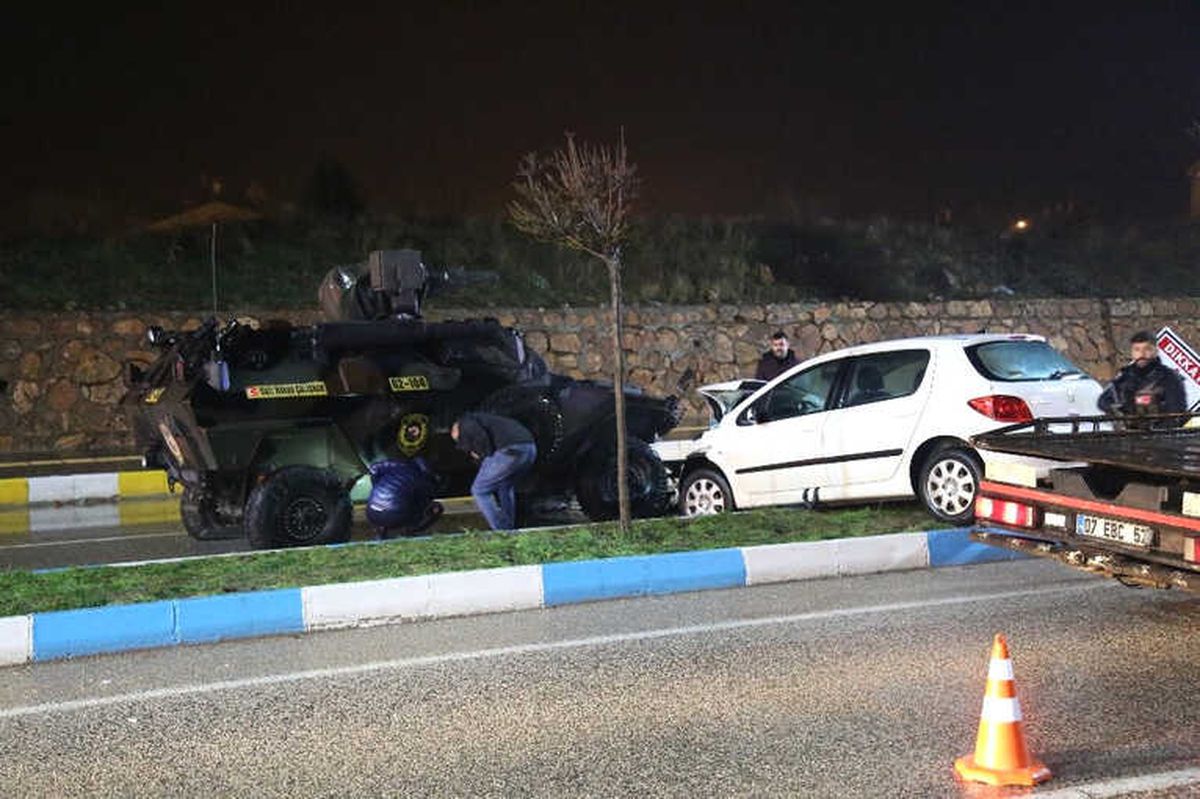 3 Aracın Karıştığı Kazada Sürücüler Yara Almadan Kurtuldu
