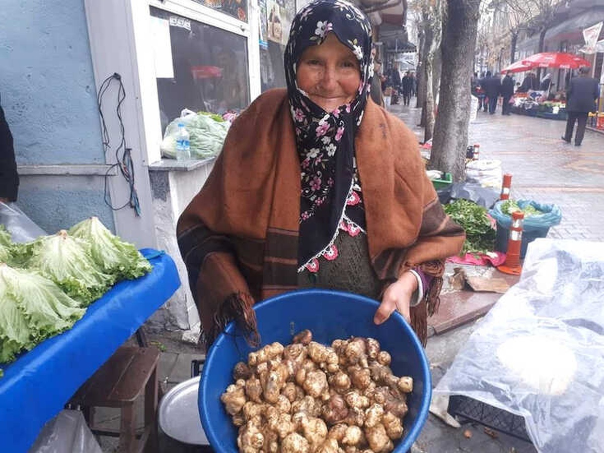 79 Yaşındaki Ayşe Nine Pazarcılık Yapıyor