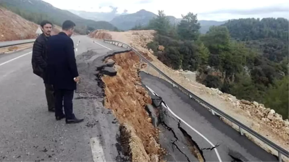 Antalya-Kumluca Karayolunda Heyelan