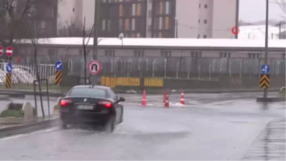 Arnavutköy\'de Sağanak Yağış Nedeniyle Bazı İş Yerlerini Su Bastı