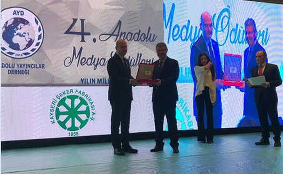 Bakan Soylu\'dan Başkan Akay\'a Plaket