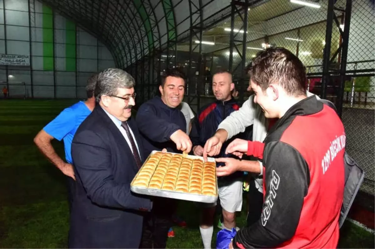 Başkan Can\'dan Maç Sonunda Baklava İkramı