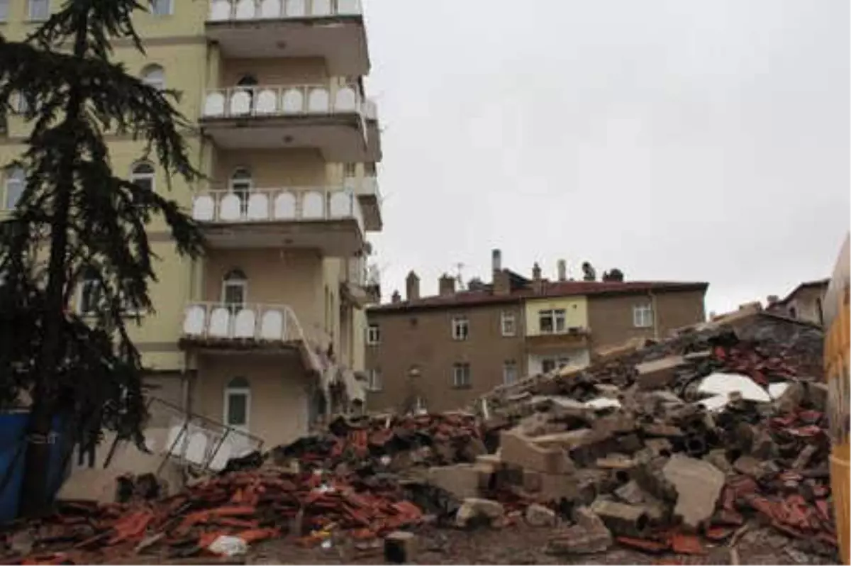 Bina Yıkımı Sırasında Hasar Gören 5 Katlı Lojman Boşaltıldı