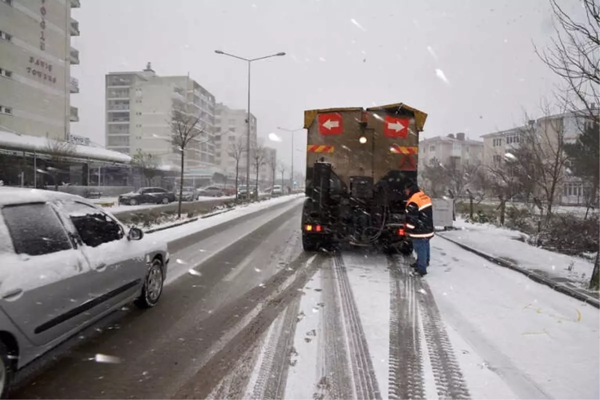 Çorlu\'da Kar Temizleme Ekipleri Sahaya İndi