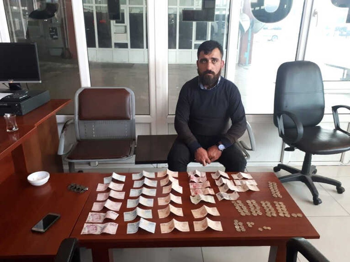 Dilencinin Üzerinden 2 Bin 141 TL Para Çıktı