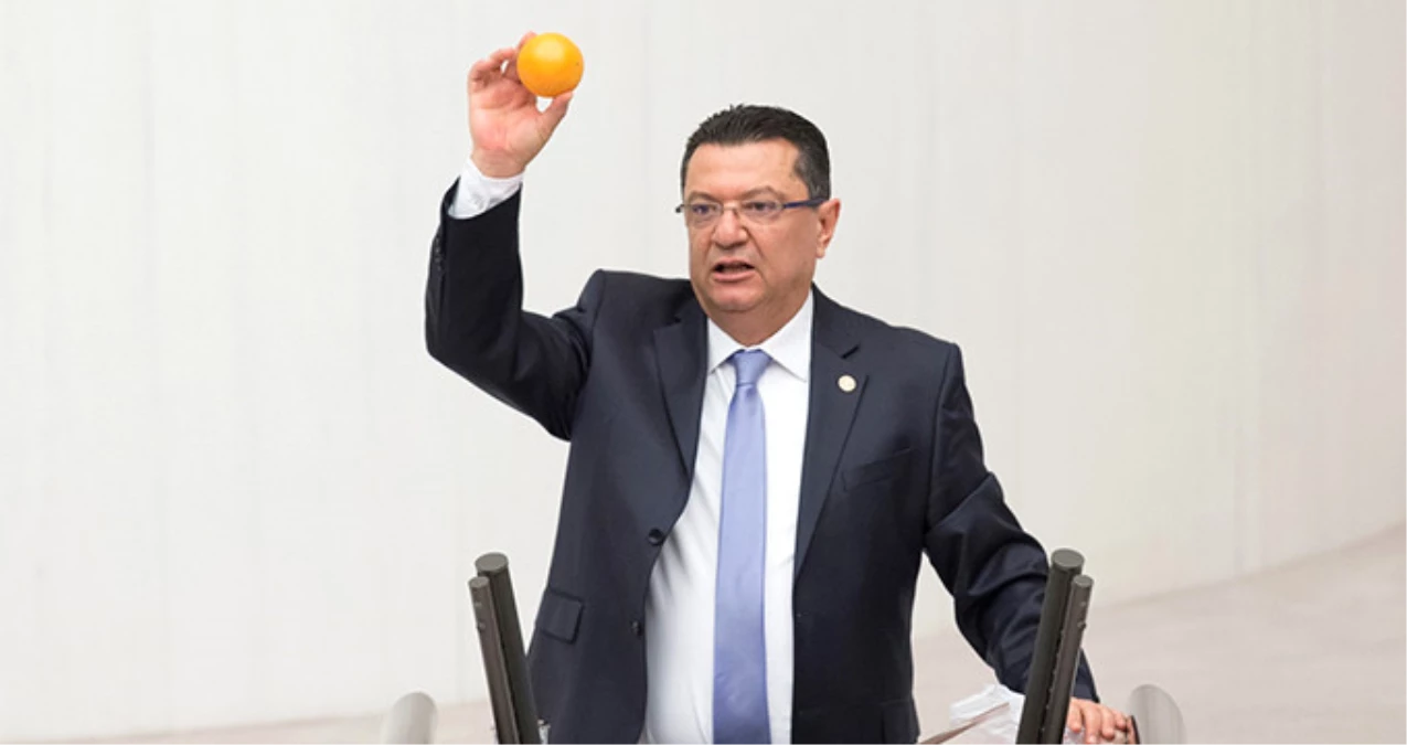 Fatih Portakal\'a Destek Veren CHP\'li Mehmet Göker, Meclis Kürsüsüne Portakalla Çıktı