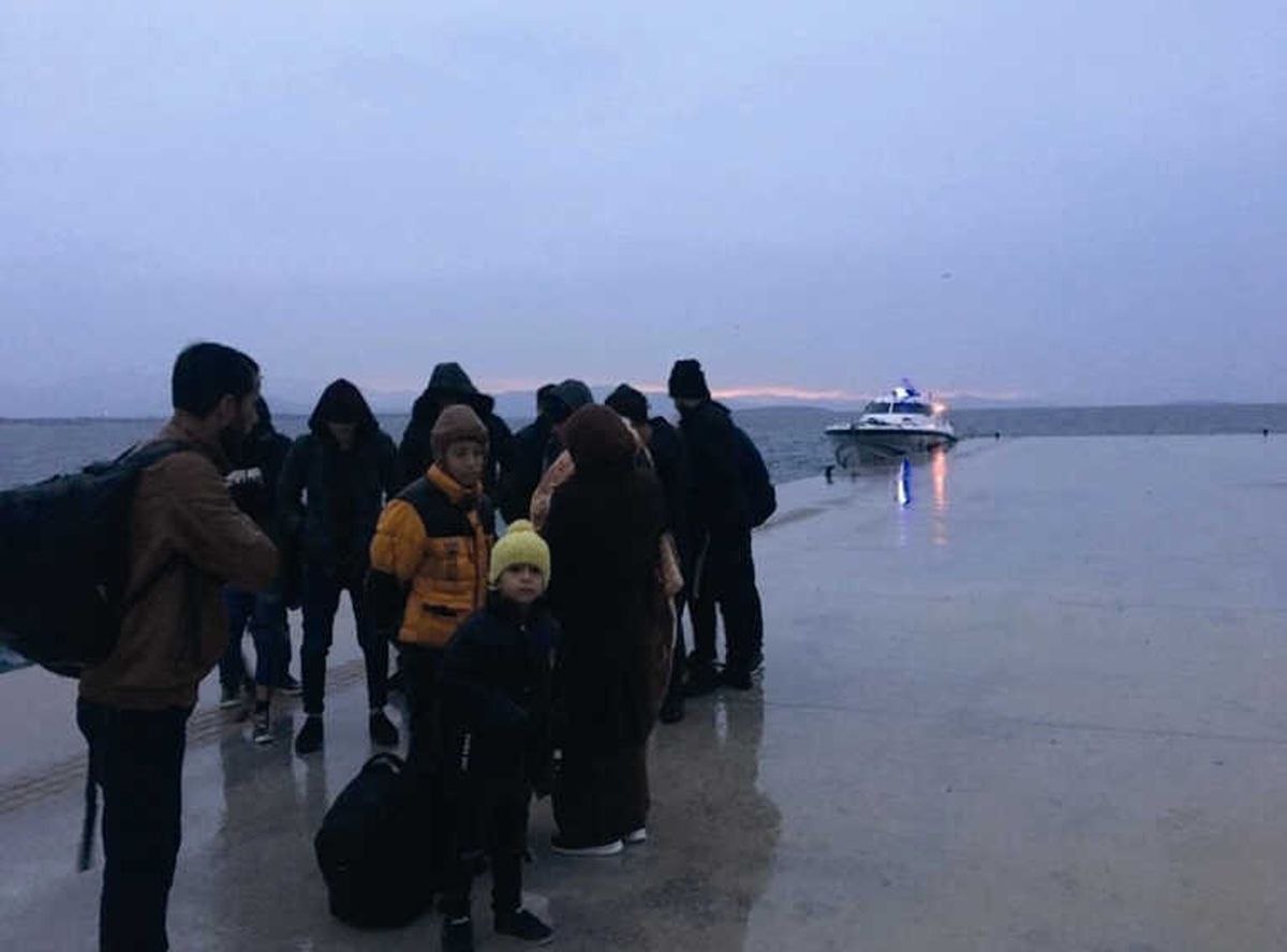 Fırtınada Lastik Botları Sürüklenen Kaçak Göçmenler Kurtarıldı