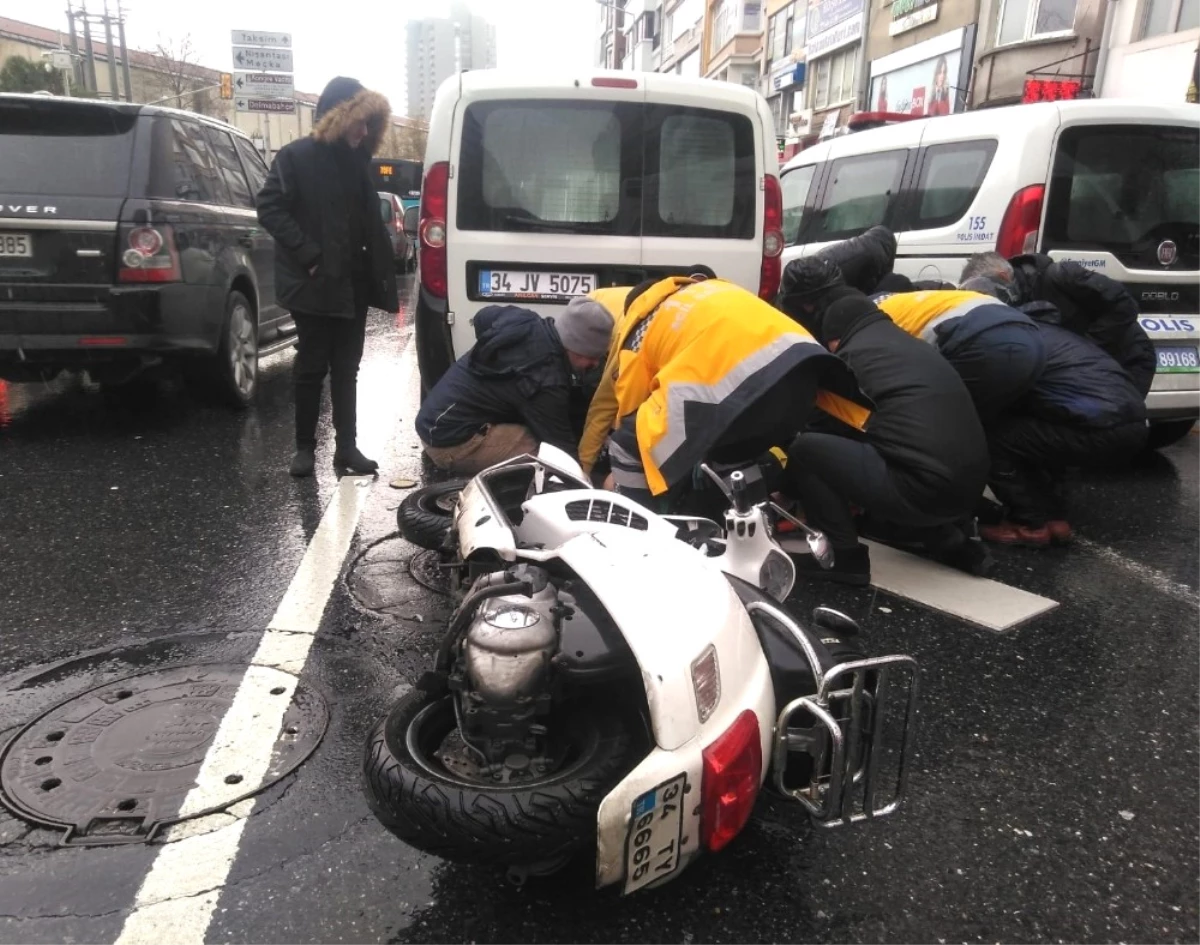 Harbiye\'de Yoğun Yağışta Kayan Motosiklet Duran Araca Çarptı