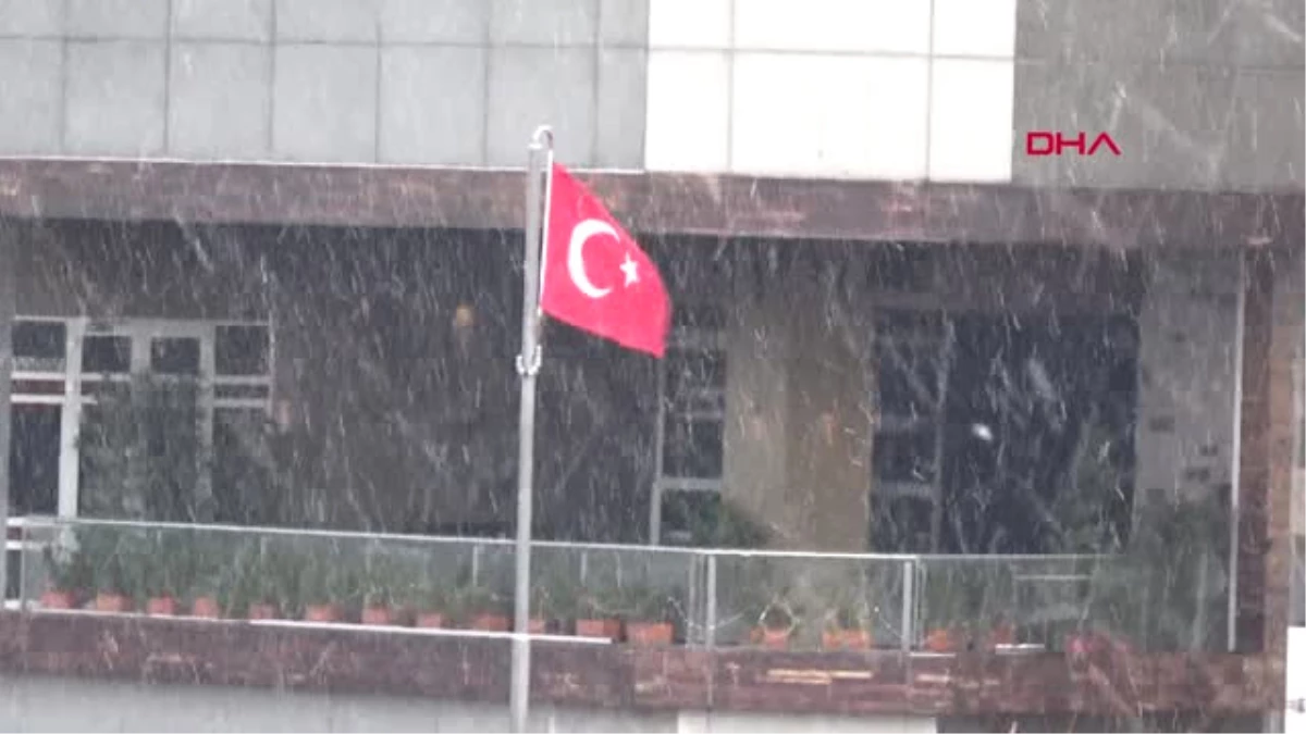 İstanbul Taksim\'de Kar ve Fırtına