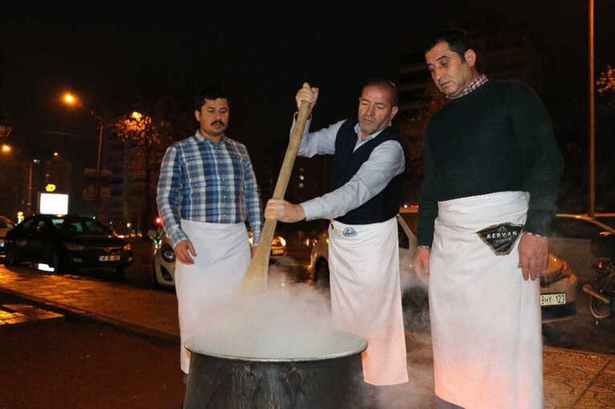 Kahramanmaraş\'ta Sıcak Salep İkramı