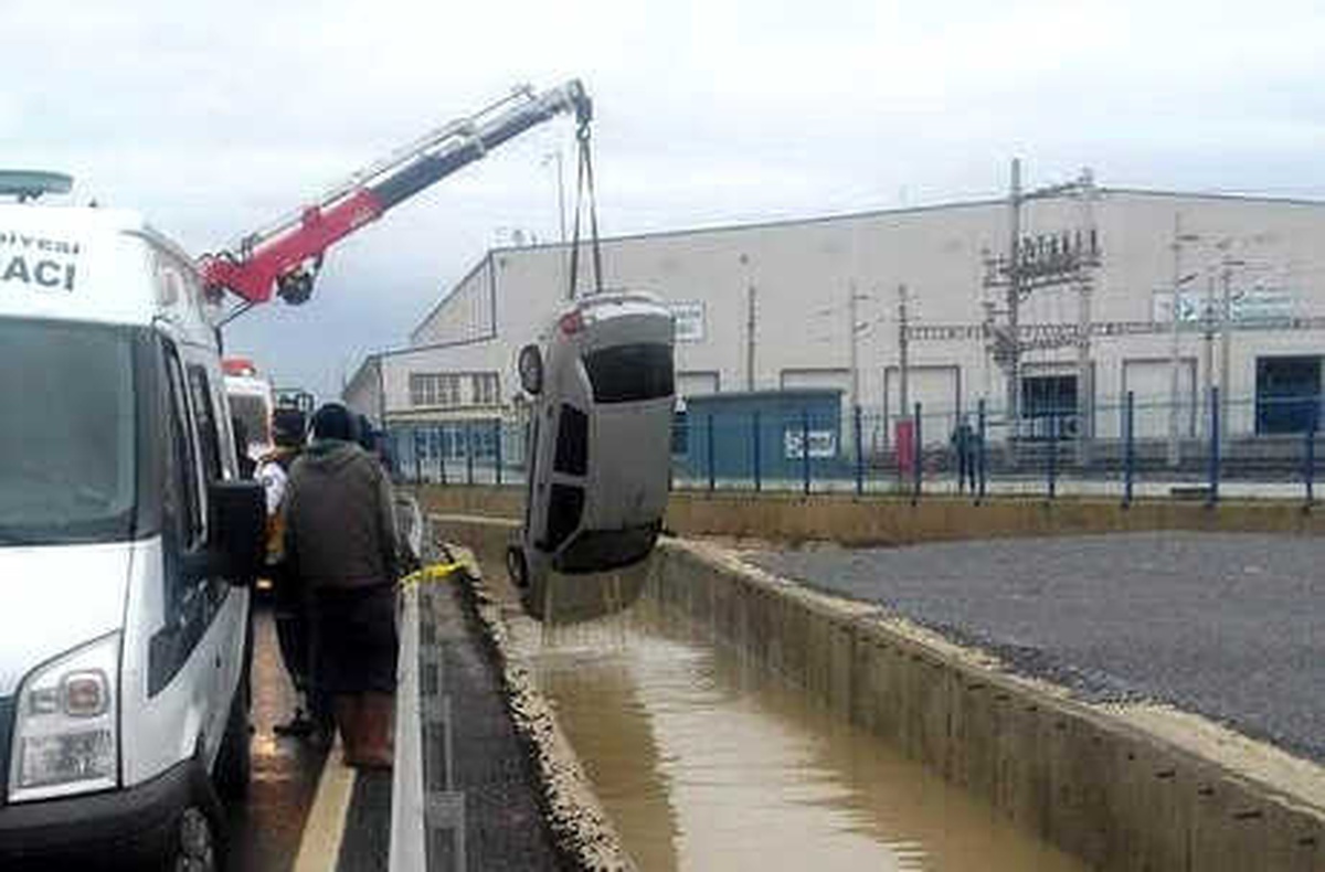 Kayıp 2 Kişinin Sulama Kanalına Düşen Otomobilde Cesetleri Bulundu