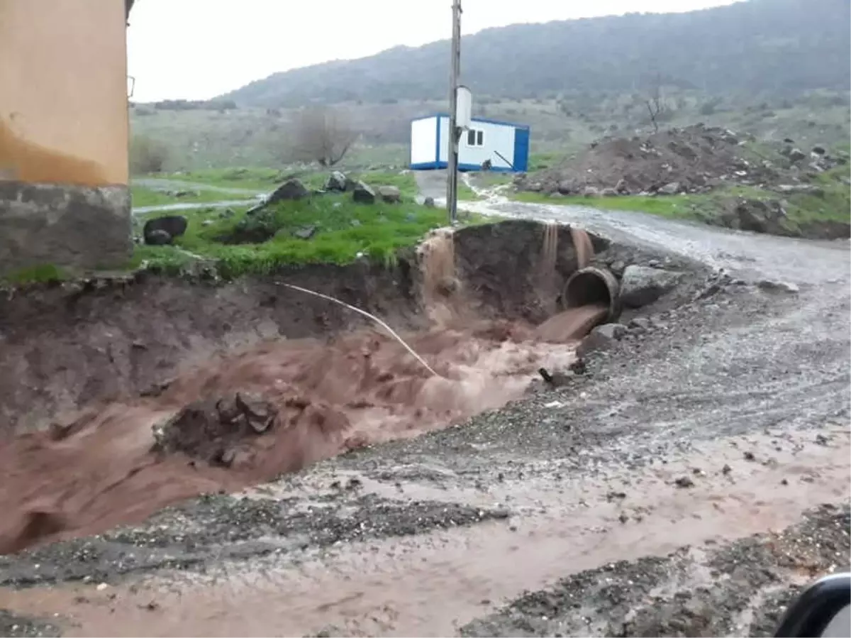 Kilis\'te Sağanak Yağmur Sele Dönüştü