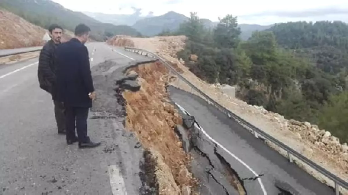 Kumluca\'da, Yağış Sonrası Yolda Heyelan