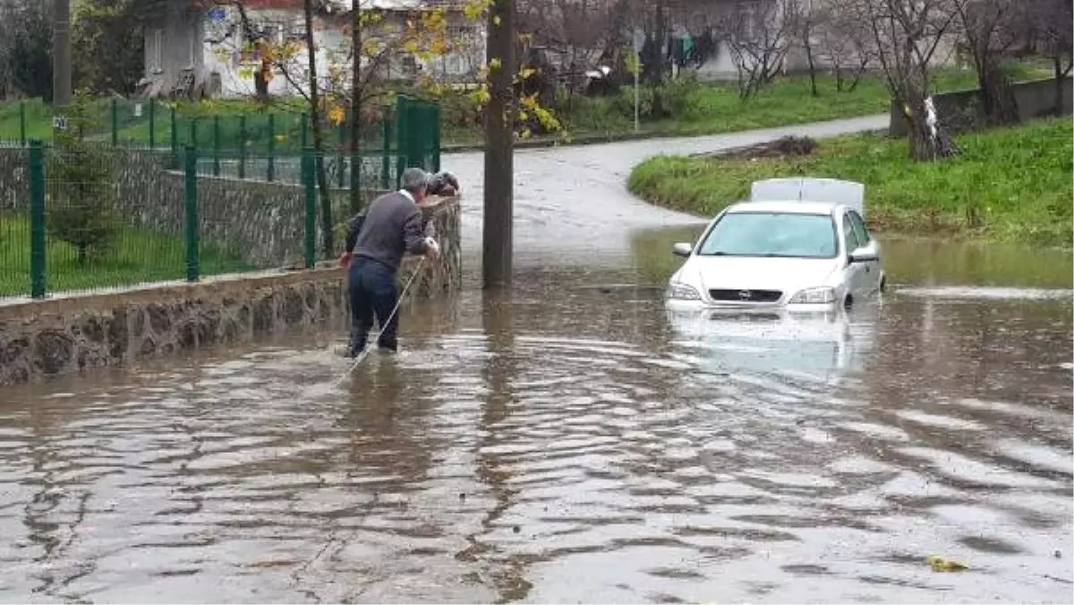 Otomobil, Göle Dönen Yolda Kaldı