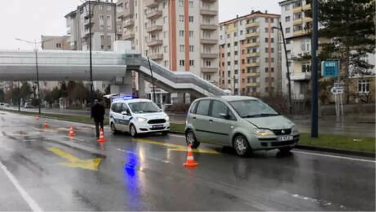 Otomobilin Çarptığı Liseli Yaralandı