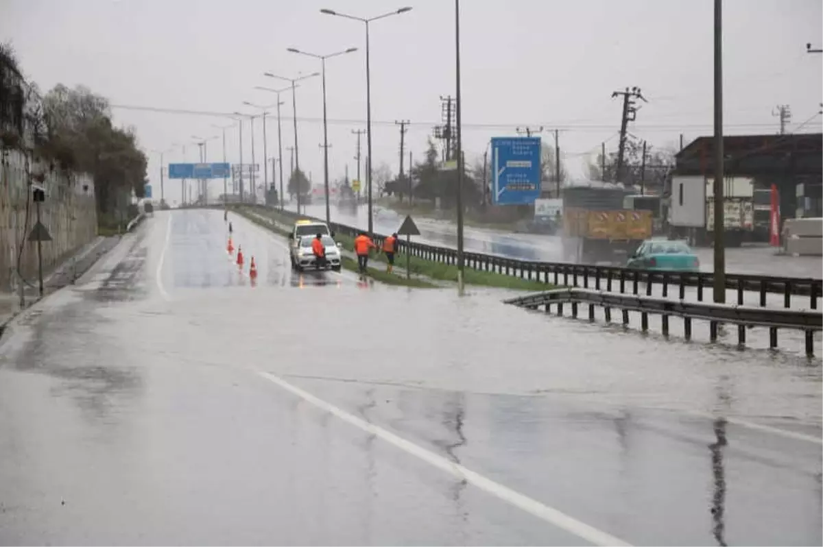 Sağanak Yağış D-100 Karayolunda Ulaşımı Olumsuz Etkiliyor