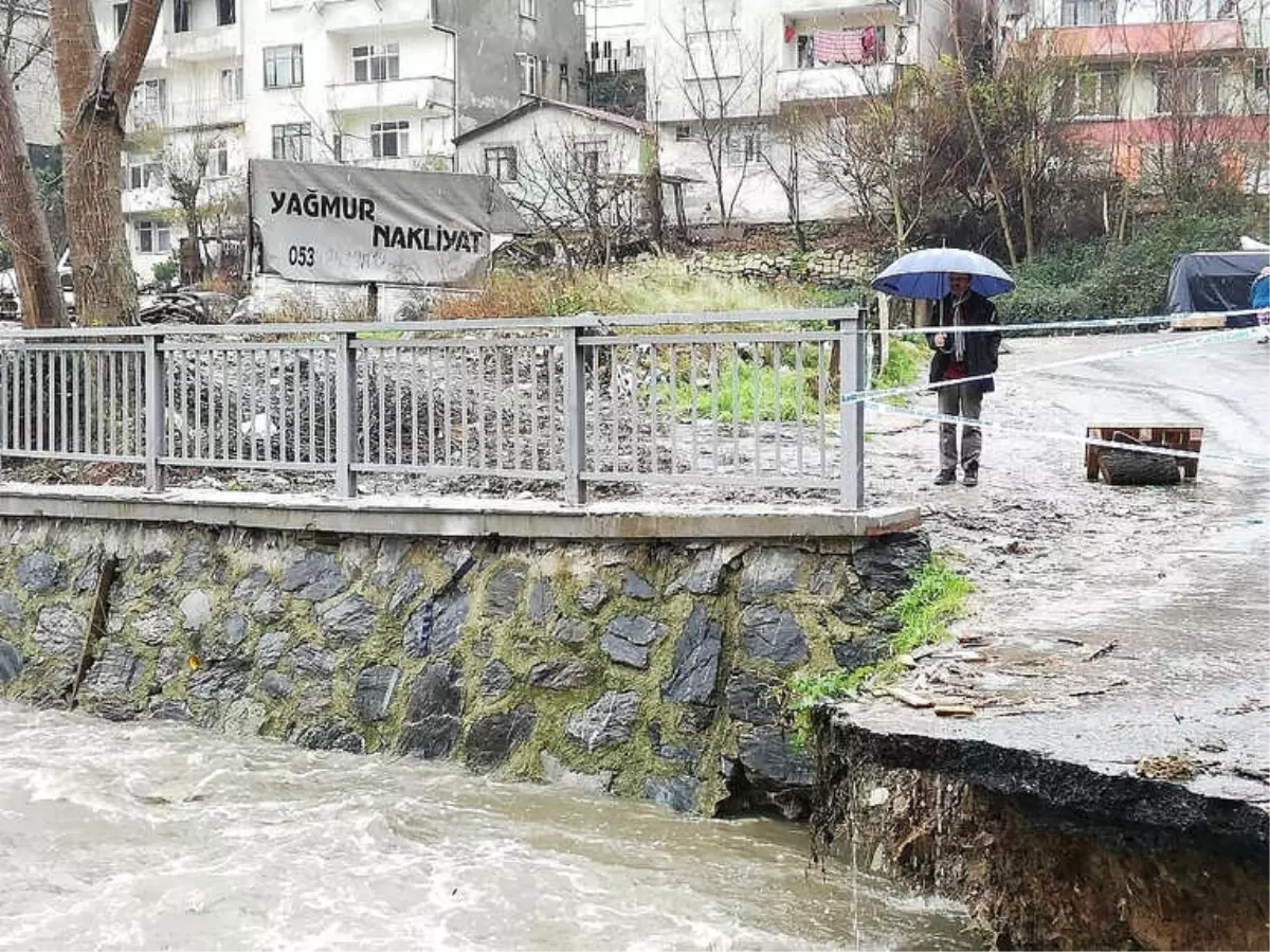 Sarıyer\'de Belediye Köprüyü Yıkınca Onlarca Araç Otoparkta Mahsur Kaldı