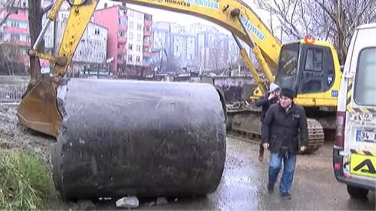 Sarıyer\'de Belediye Köprüyü Yıkınca Onlarca Araç Otoparkta Mahsur Kaldı