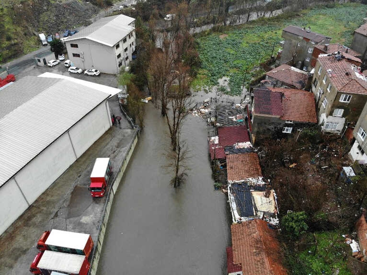 Sarıyer\'de Dere Taştı, Sular Altında Kalan Mahalle Havadan Görüntülendi