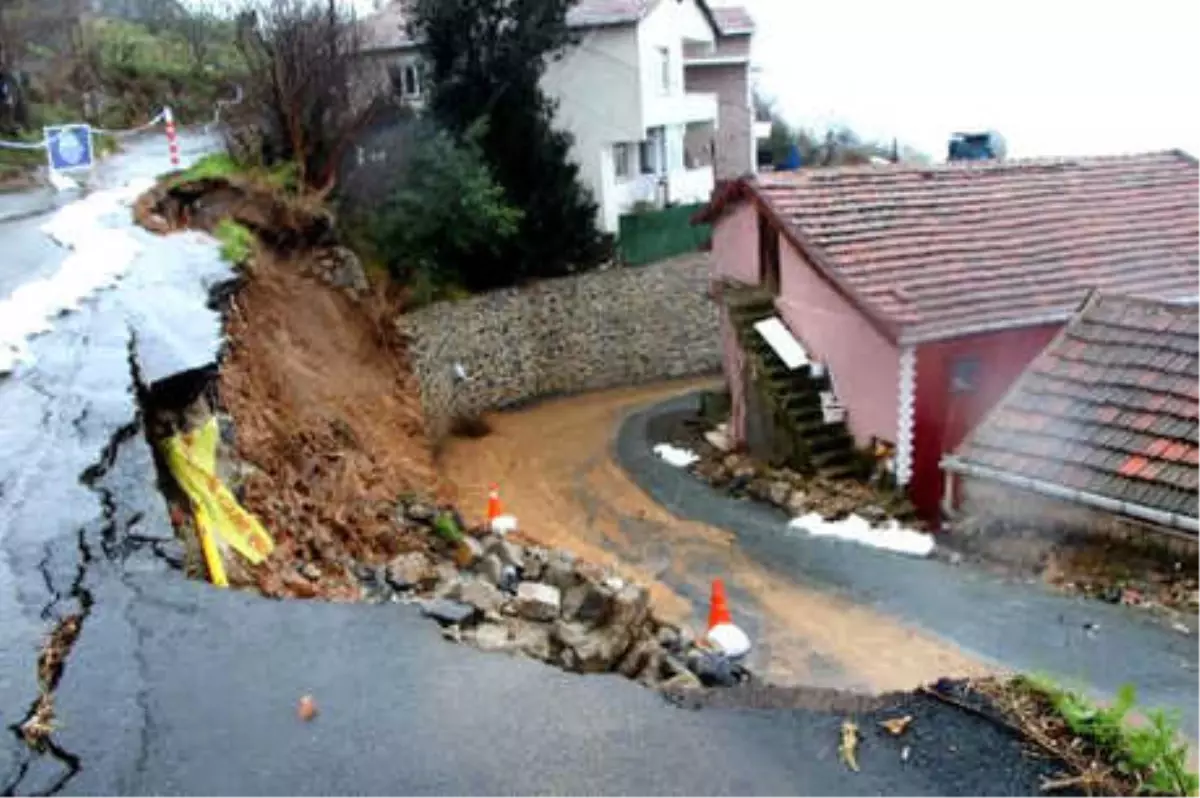 Sarıyer\'de İstinat Duvarı Çöktü