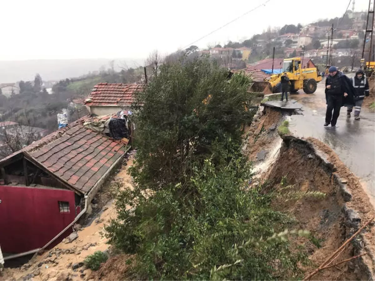 Sarıyer\'de Yol ve İstinat Duvarı Çöktü, Yol Trafiğe Kapandı