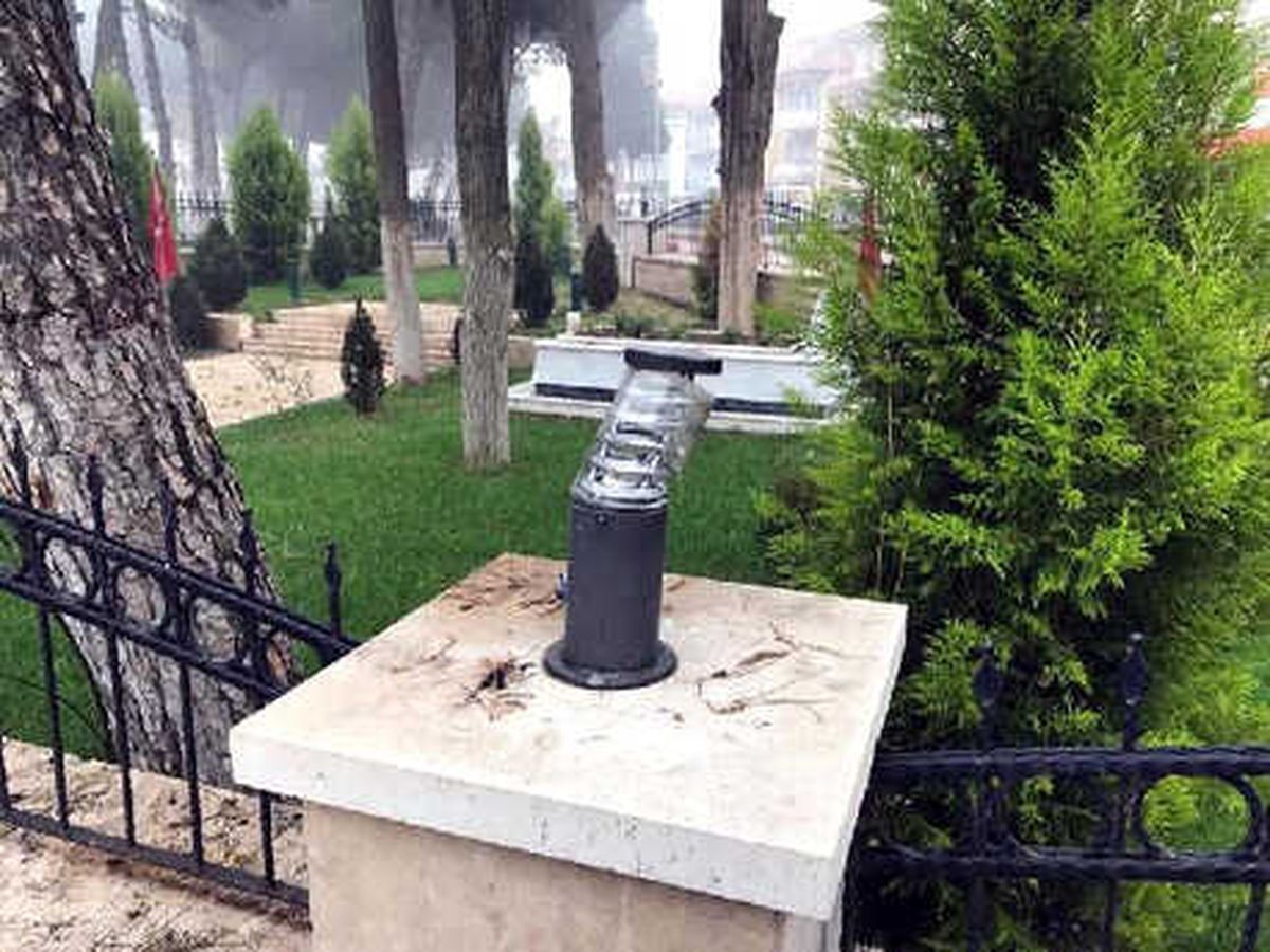 Şehitlikteki Aydınlatma Lambalarını Kırdılar