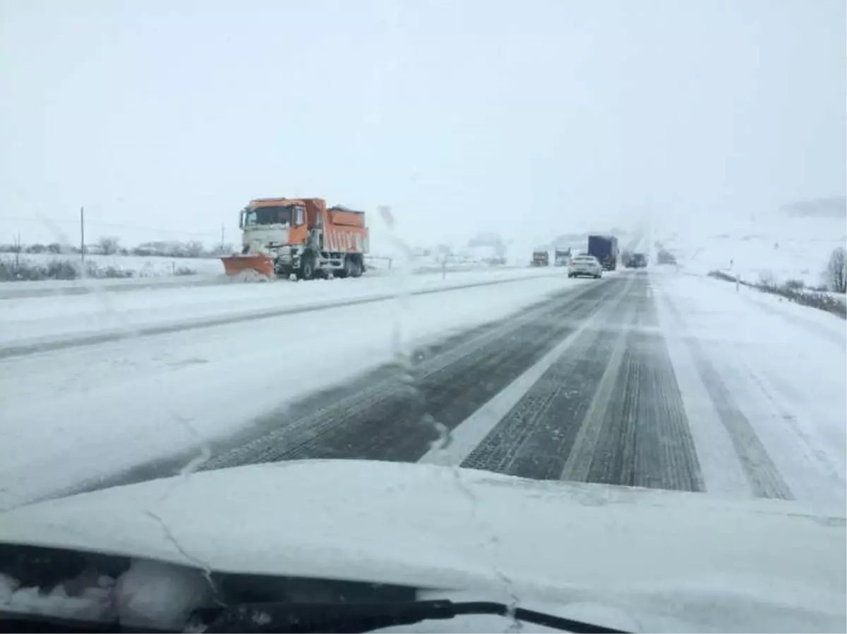 Tekirdağ\'da Yoğun Karda Sürücülerin Zor Anları