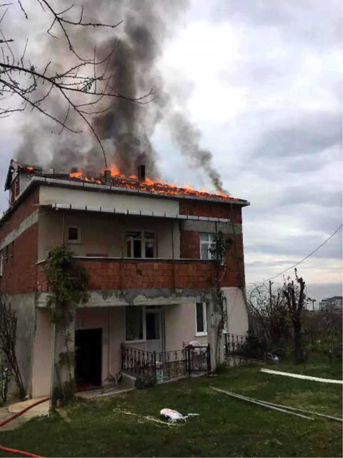 Trabzon\'da Çatı Yangınında Mahsur Kalan 3 İşçi Kurtarıldı