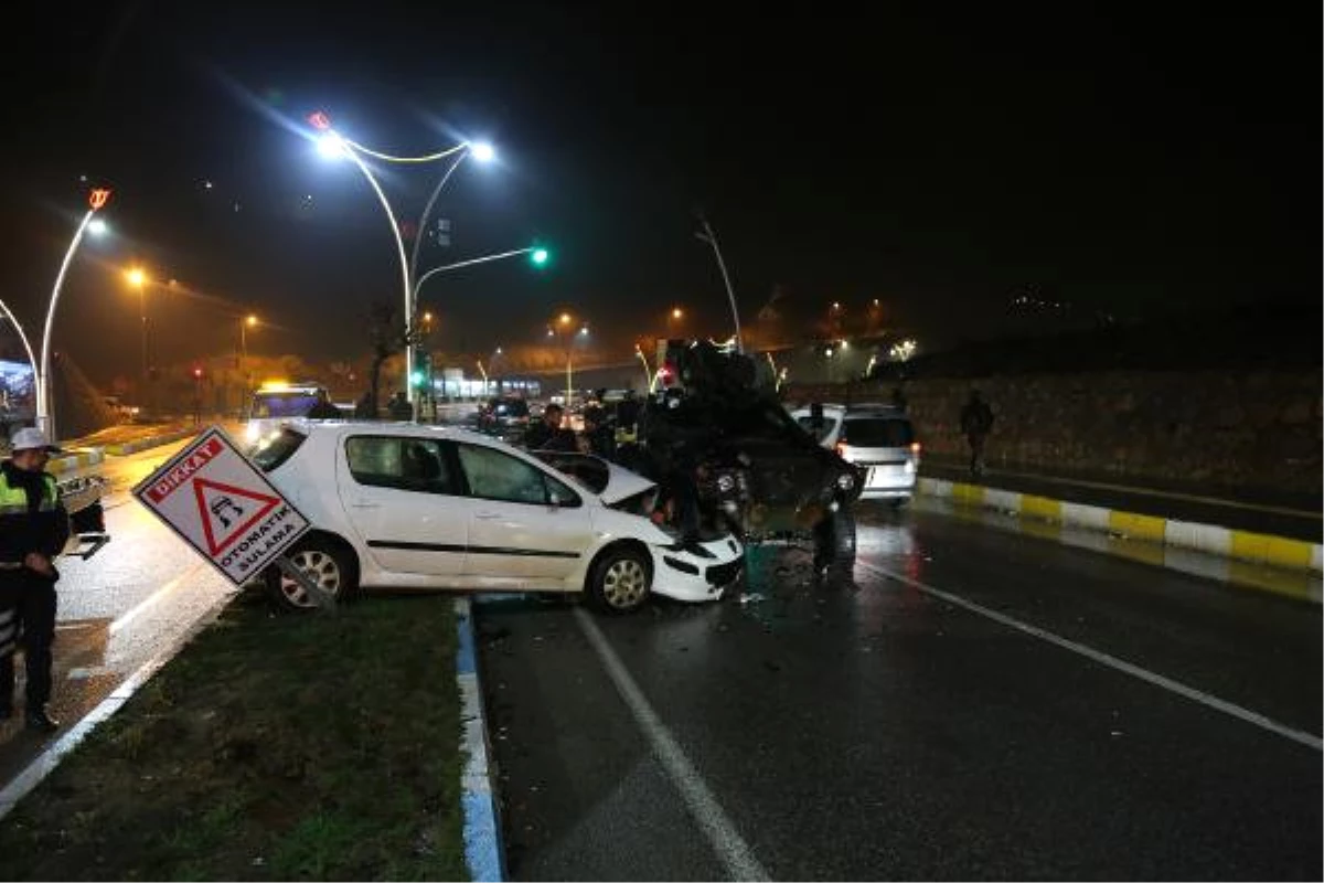 Tunceli\'de Zırhlı Polis Aracı, 2 Otomobile Çarptı